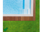 Piscină cu gazon și deck din lemn, ideală pentru o mașină de tuns iarba robot.