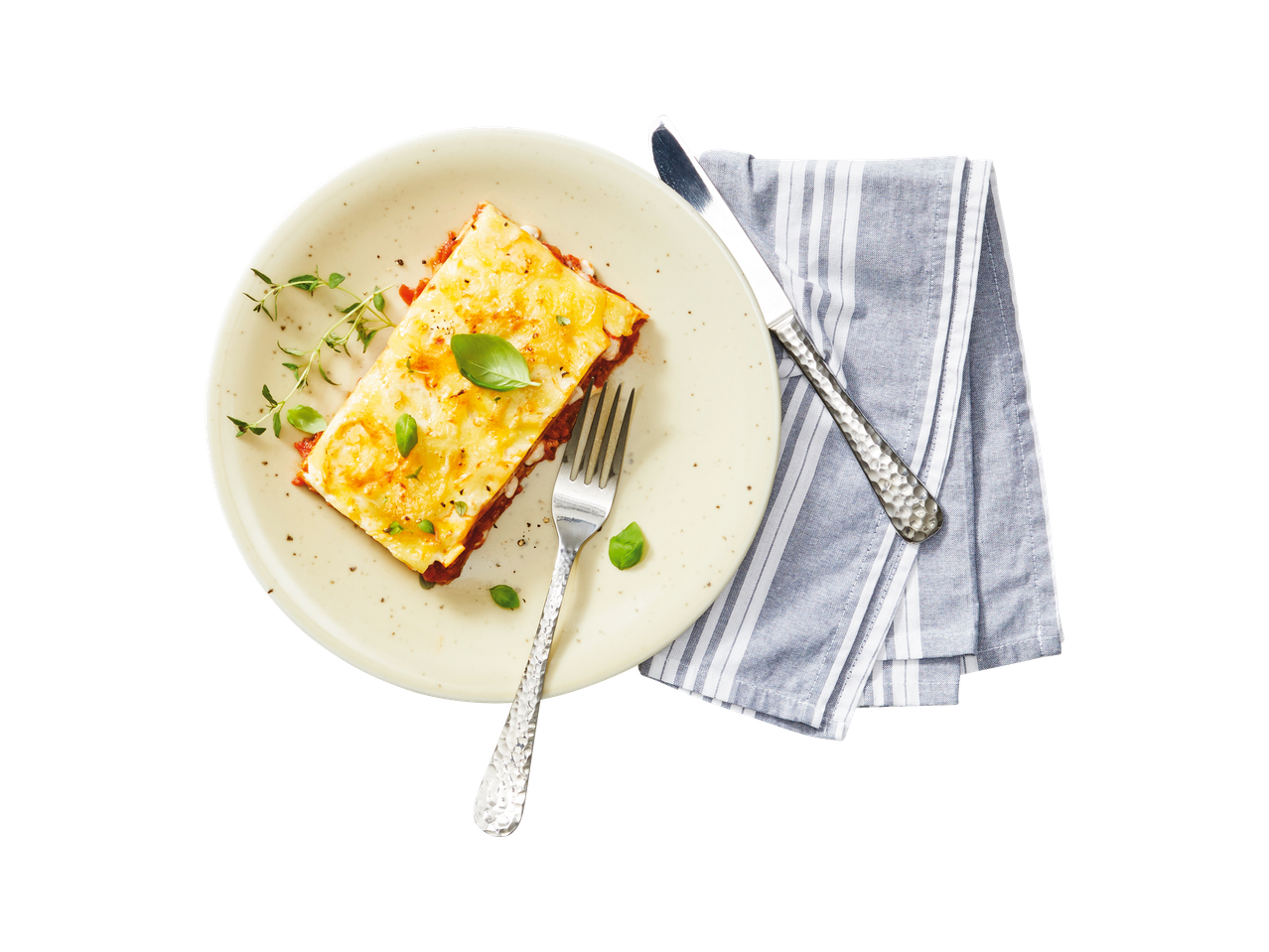 Uma porção de lasanha servida em um prato elegante.