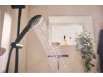 Zwarte handdouche met waterstraal in een moderne badkamer met plant en accessoires.