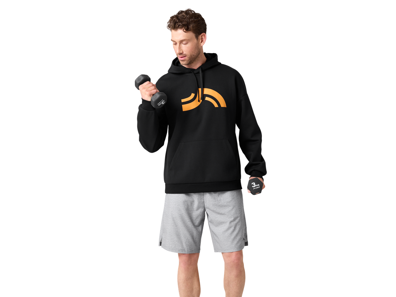 Mees mustas CRIVIT kapuutsiga pusas ja hallides lühikestes pükstes, treenib 3 kg hantlitega