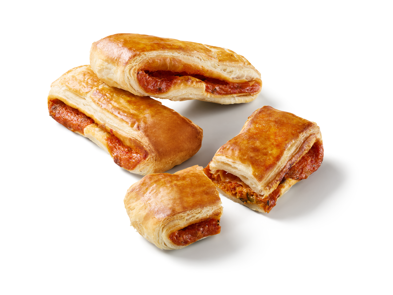 Meerdere ratatouille bladerdeeggebakjes, één doorgesneden, met groentevulling.