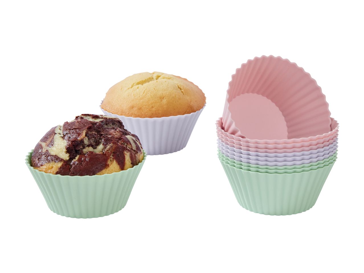 To muffins i silikoneforme og en stak tomme silikoneforme i pastelnuancer.