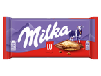Chocoladereep met biscuitvulling en een afbeelding van een koe op een paarse achtergrond.
