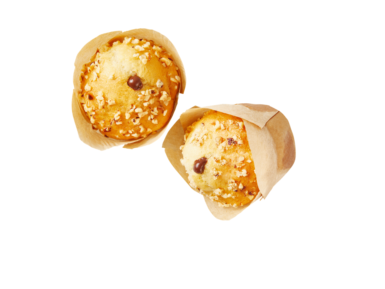 Twee muffins met noten en chocolade, verpakt in bakpapier.