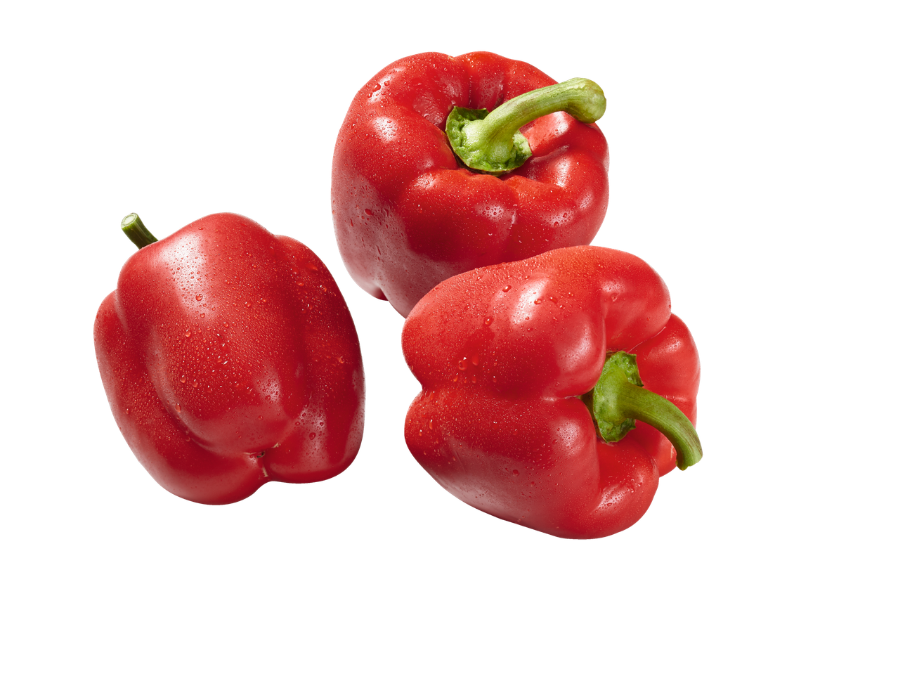 Trīs sarkani paprika ar ūdens pilieniem.