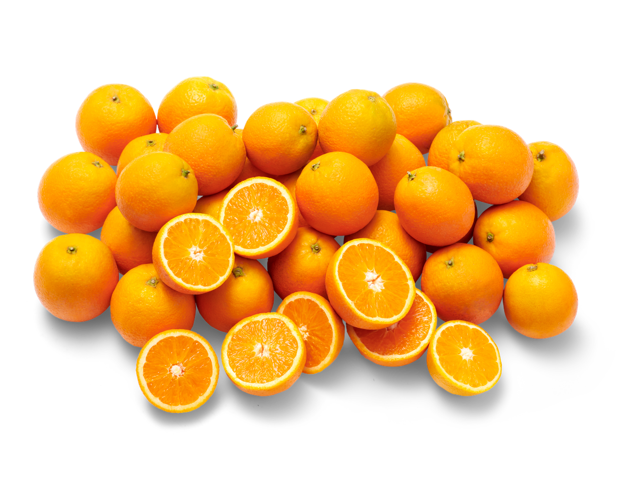 Heele en gehalveerde sinaasappels op een zwarte achtergrond.