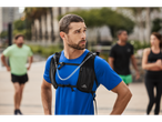 Homem com camiseta azul e mochila de hidratação Crivit.