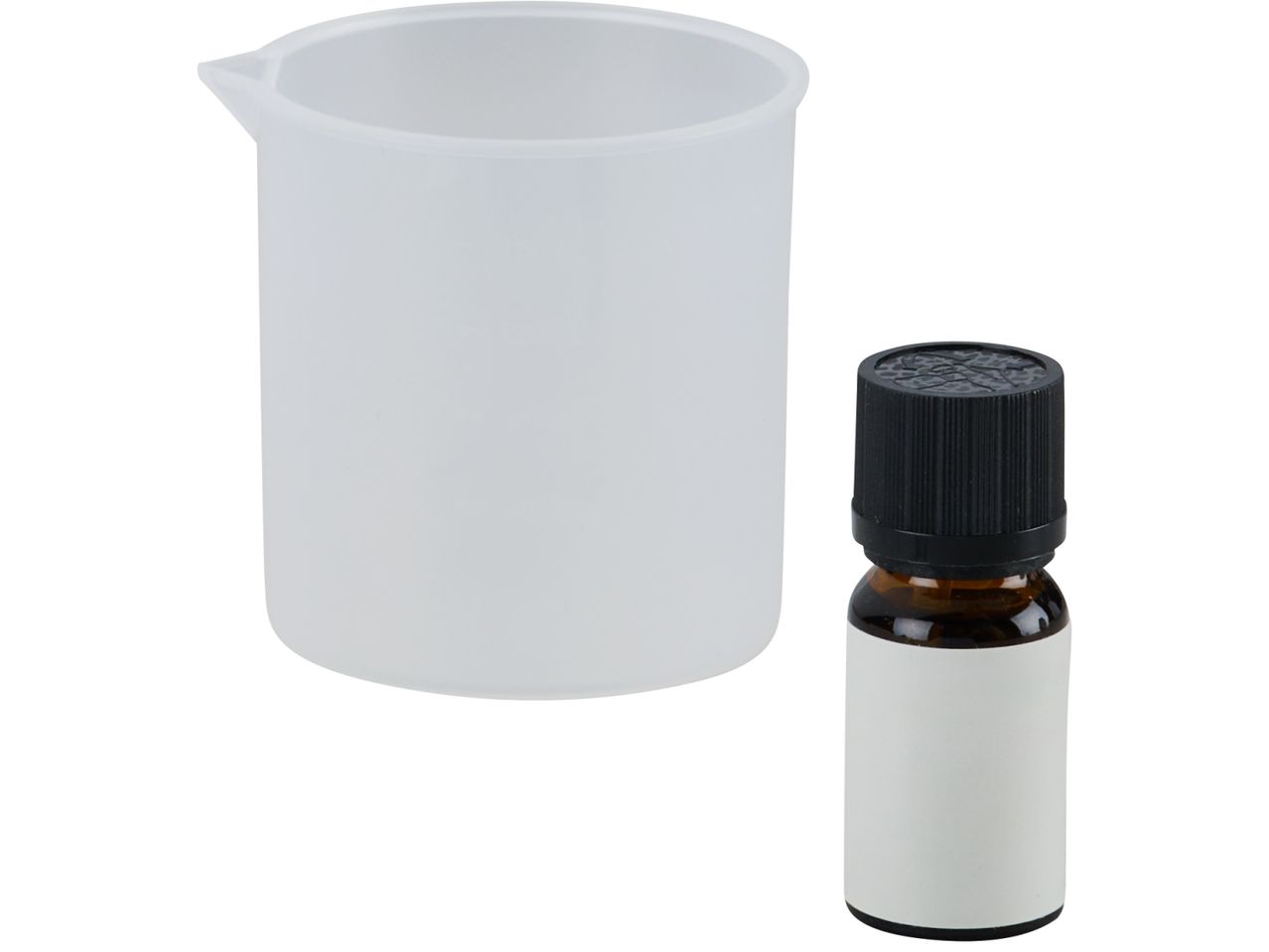 Прозрачна мерителна чаша и малка кафява бутилка с черен капак.