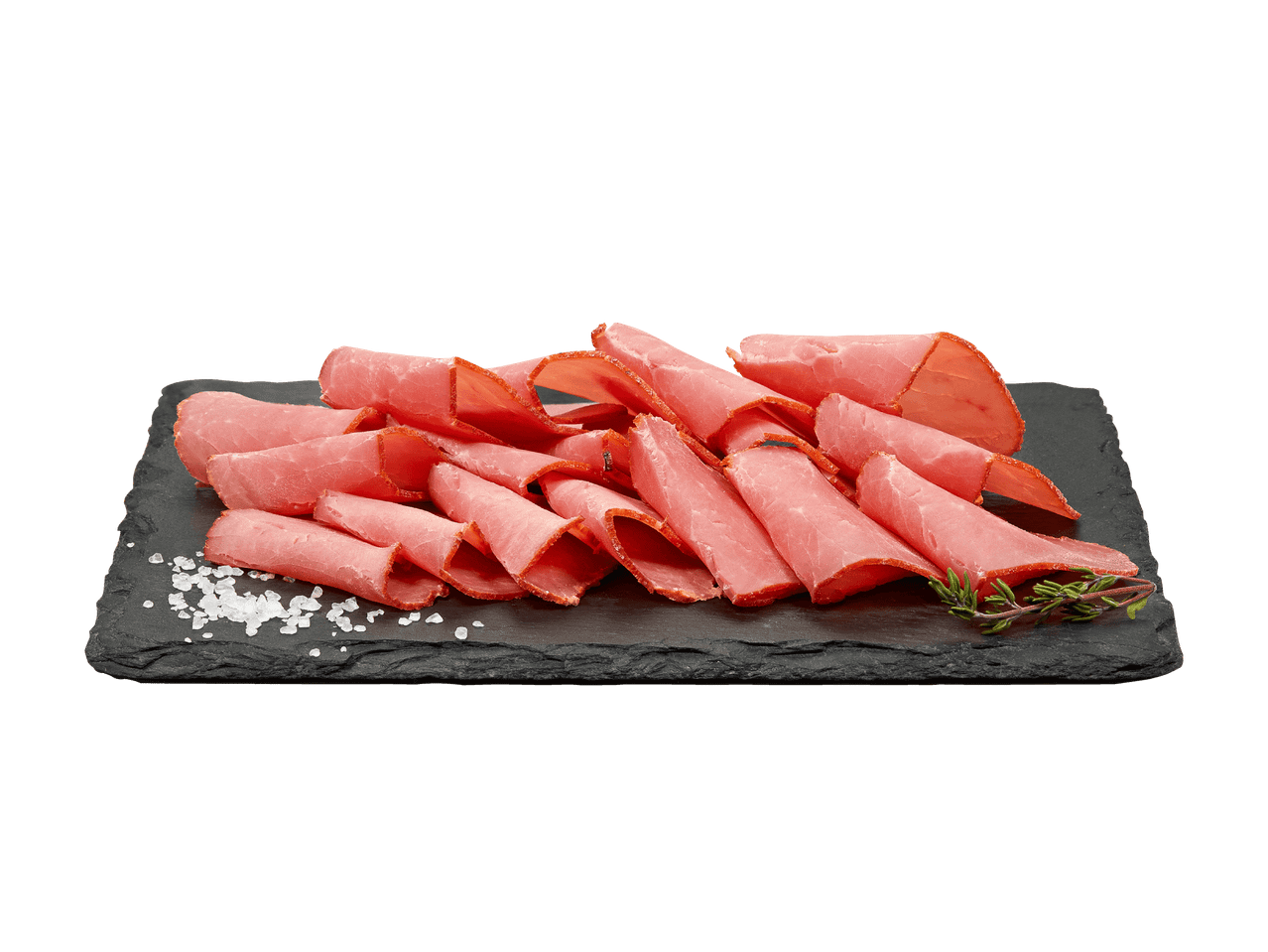 Tranches de viande séchée sur une ardoise avec du gros sel et du romarin.