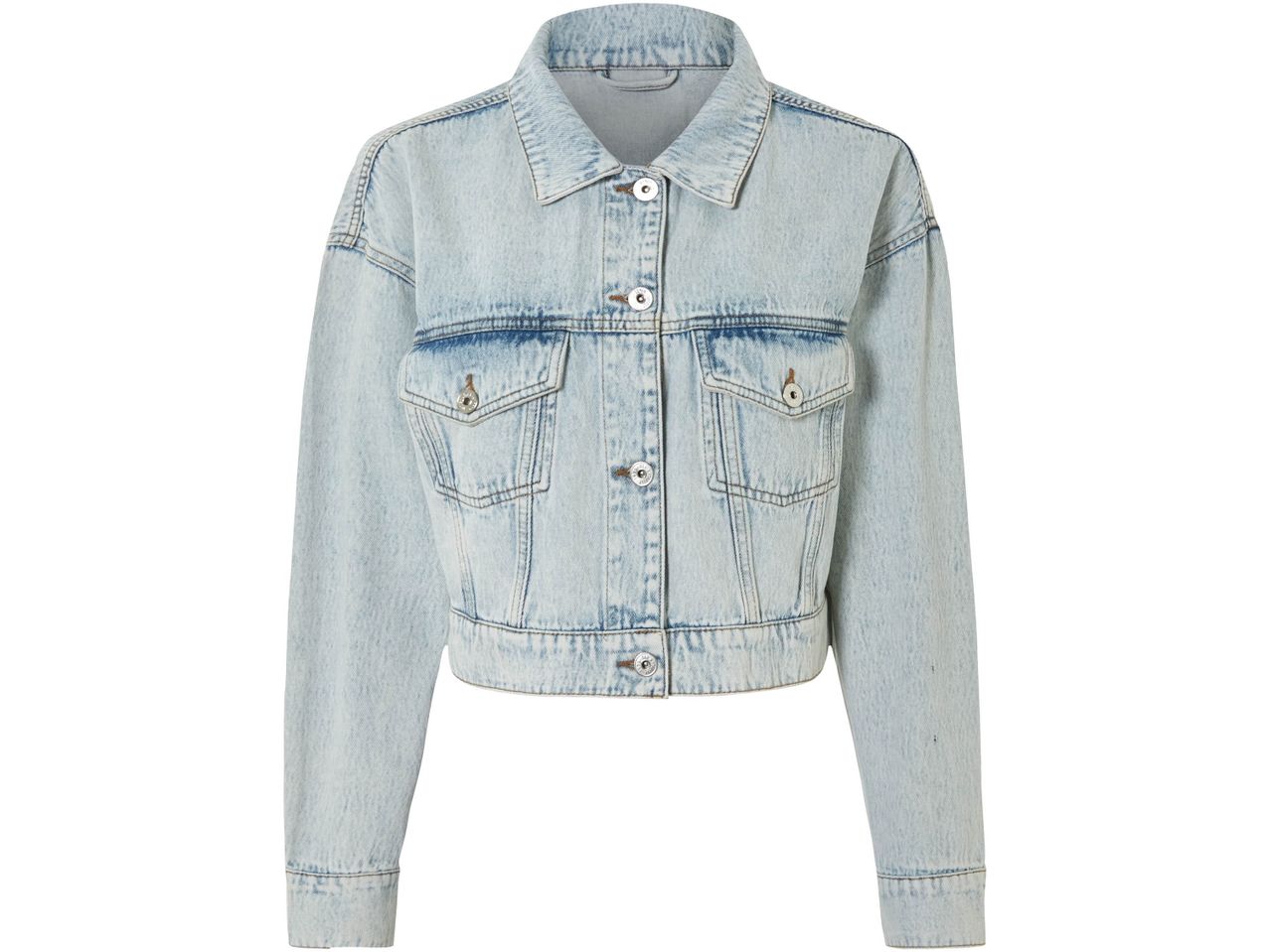 Giacca di jeans azzurra con bottoni e tasche sul petto.