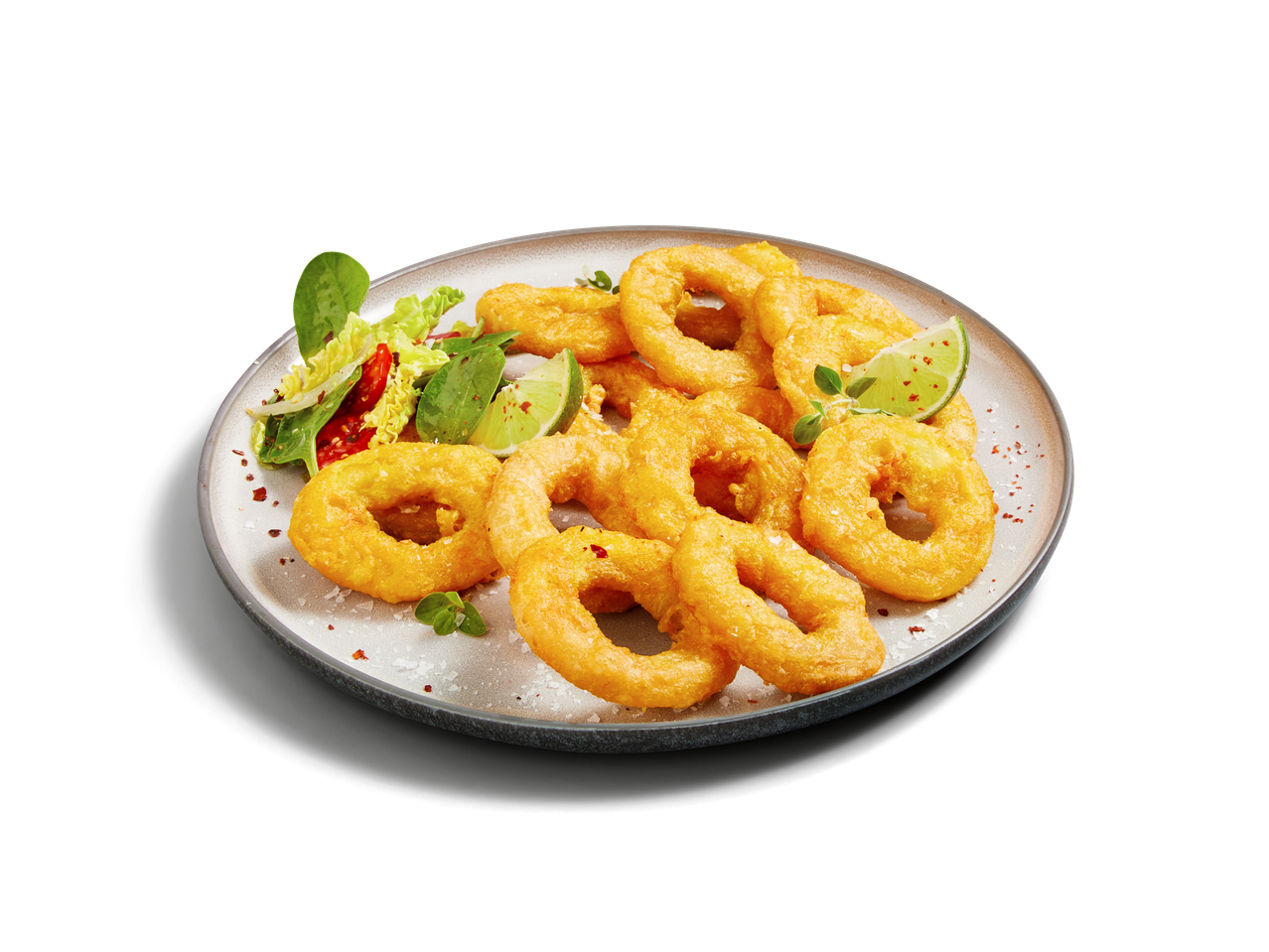 Knackig frittierte Calamari-Ringe mit frischem Salat und Limettenspalten.