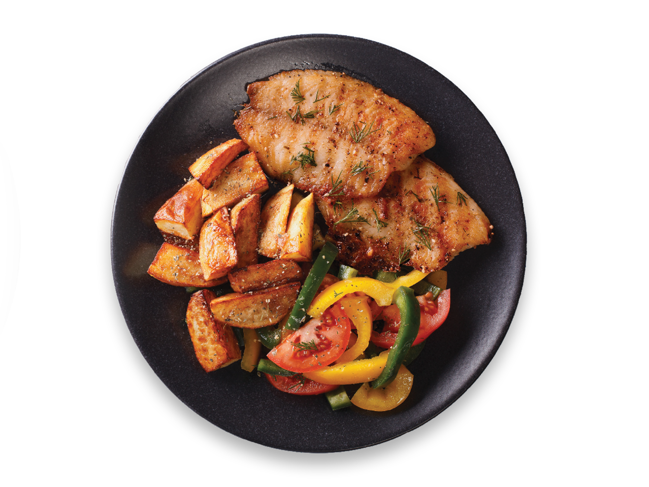 Praetud kala ahjukartulite ja köögiviljasalatiga mustal taldrikul.