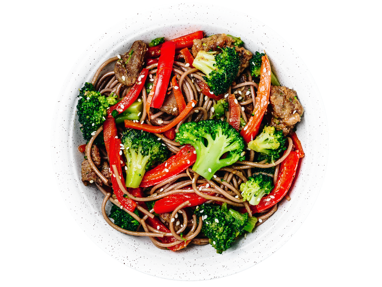 A bowl of soba noodles with beef, broccoli, and red bell peppers.