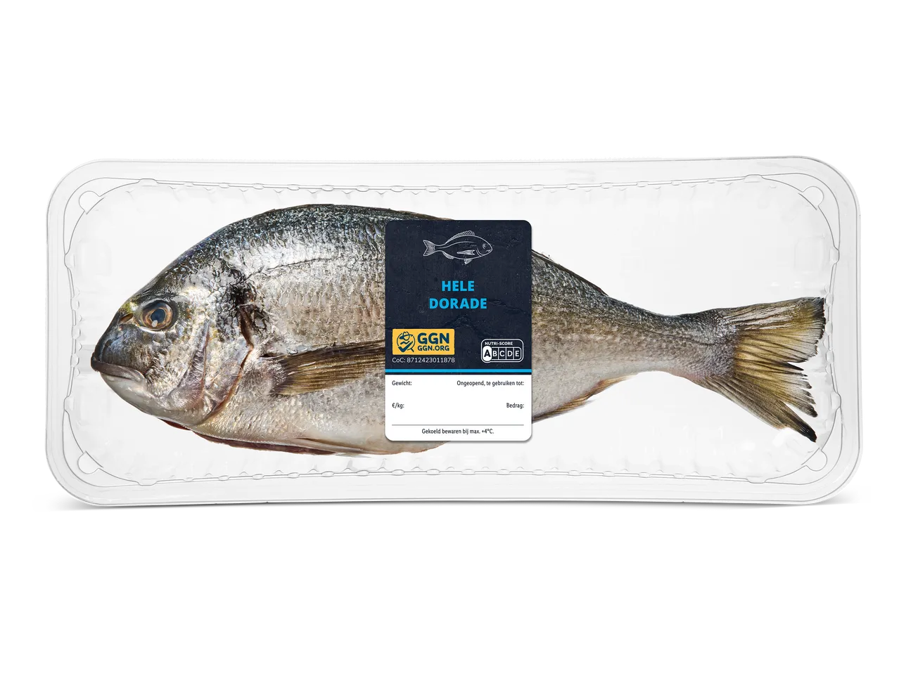 Hele dorade in een plastic verpakking met een etiket met productinformatie.