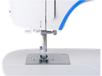 Máquina de costura E-ELEMENT BY PFAFF com linha azul na agulha e calcador.