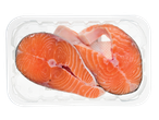 Postas de salmão fresco numa bandeja de plástico transparente