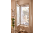 Janela aberta com rede mosquiteira LIVARNO, cortinas claras e decoração minimalista.