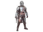Figura de ação Hasbro Star Wars Mandalorian com armadura Beskar e blaster.