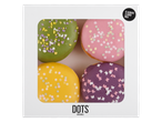 Doos met vier Dots Original donuts met pastel glazuur en sprinkles.