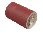 Vörös csiszolópapír tekercs fekete háttér előtt