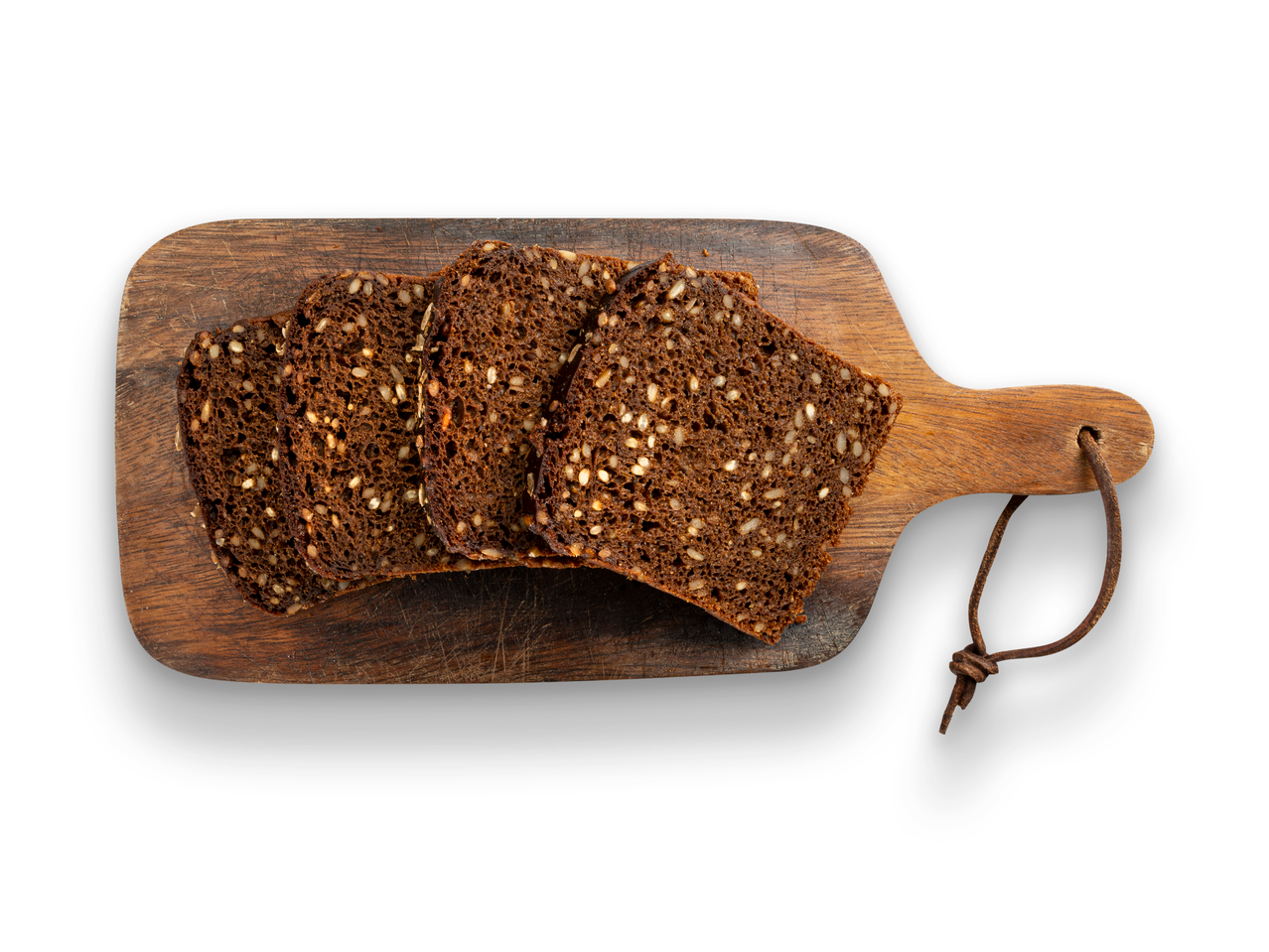 Neli ruigilise tumedate seemnetega leiva viilu maalähedasel puust laual.