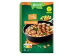 Naturli Tofu szeletek rizzsel egy serpenyőben.