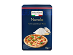 Făină de pizza ITALIAMO Nuvola, 1 kg, cu o pizza, grămadă de făină și sucitor.