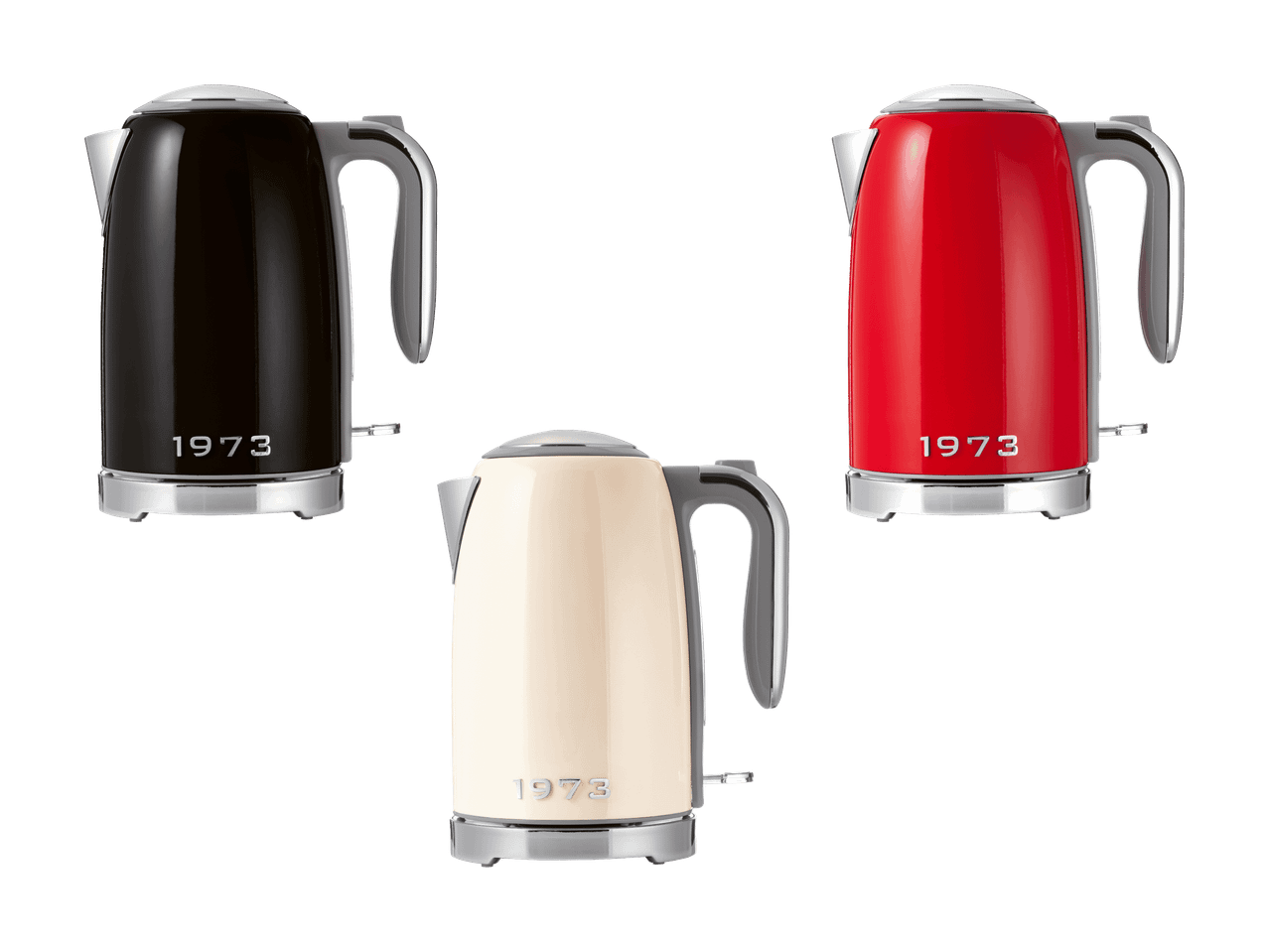Tre bollitori elettrici in nero, rosso e crema con la scritta '1973'.