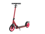 En röd Crivit sparkcykel med svarta hjul.