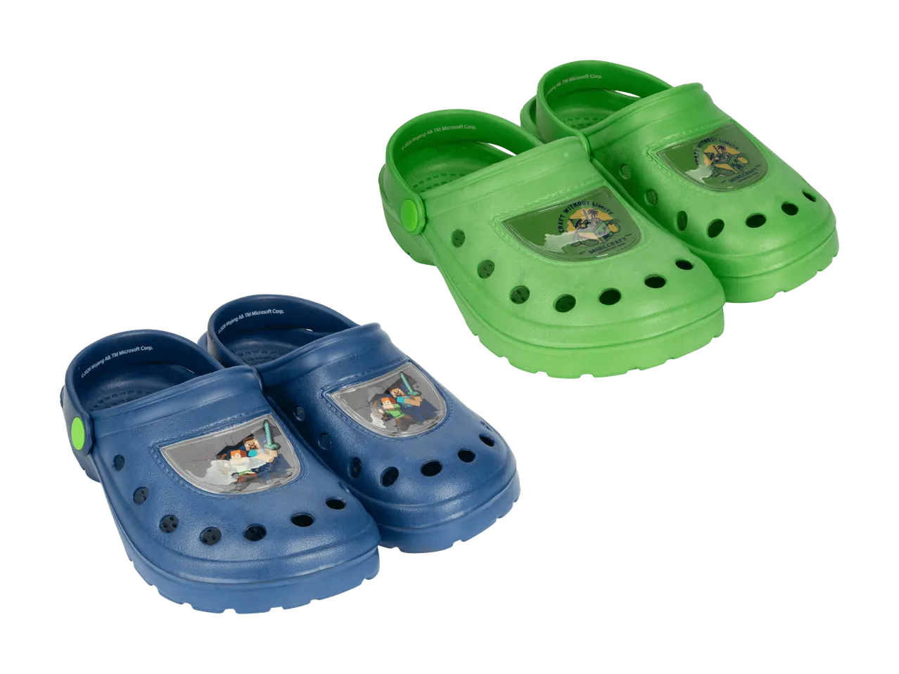 Zwei Paar Kinderclogs, ein grünes und ein blaues, mit Minecraft-Motiven.