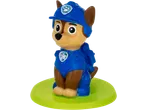 Cão de brinquedo com uniforme de polícia azul numa base verde
