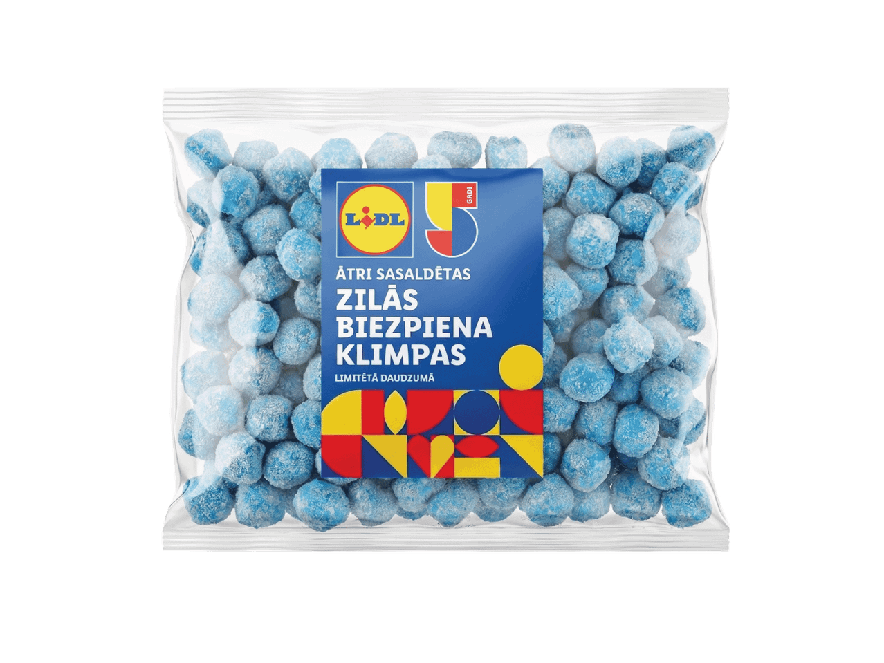 Zilu saldētu biezpiena klimpu paka ar kokosriekstu skaidiņām, ar etiķeti latviešu valodā.