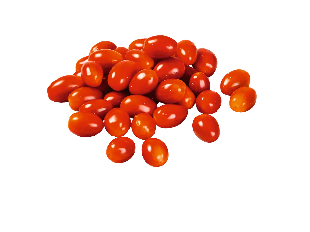 Een hoop rode cherrytomaten op een zwarte achtergrond.