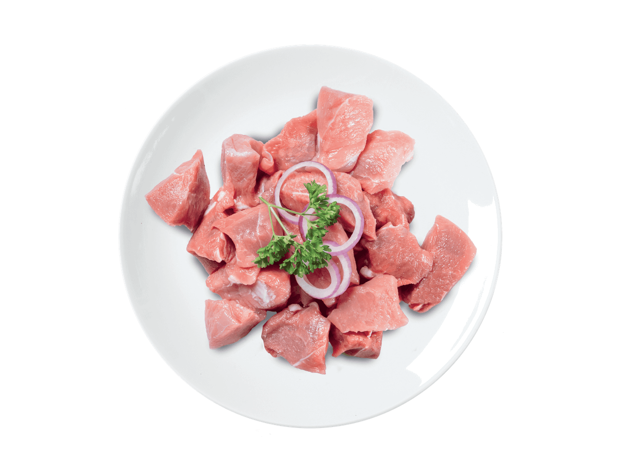 Gewürfeltes rohes Fleisch mit Zwiebelringen und Petersilie auf einem weißen Teller.