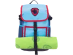 Mochila azul com cobertor verde e emblema de pata de cão.