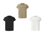 Tre forskellige farver af en kortærmet t-shirt med broderi på skuldrene.
