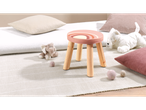 Banquinho infantil com estampa de arco-íris, brinquedos de pelúcia e almofadas.
