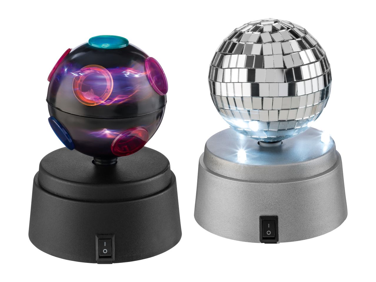 Zwei Diskokugeln, eine mit bunten Lichtern und die andere mit Spiegelflächen, auf weißen Sockeln.