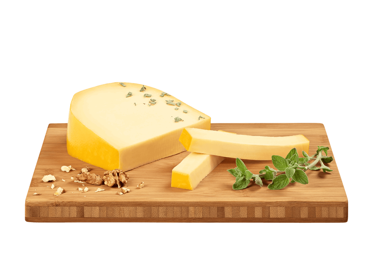 Fromage à pâte dure avec des herbes, des noix et de la menthe sur une planche en bois.