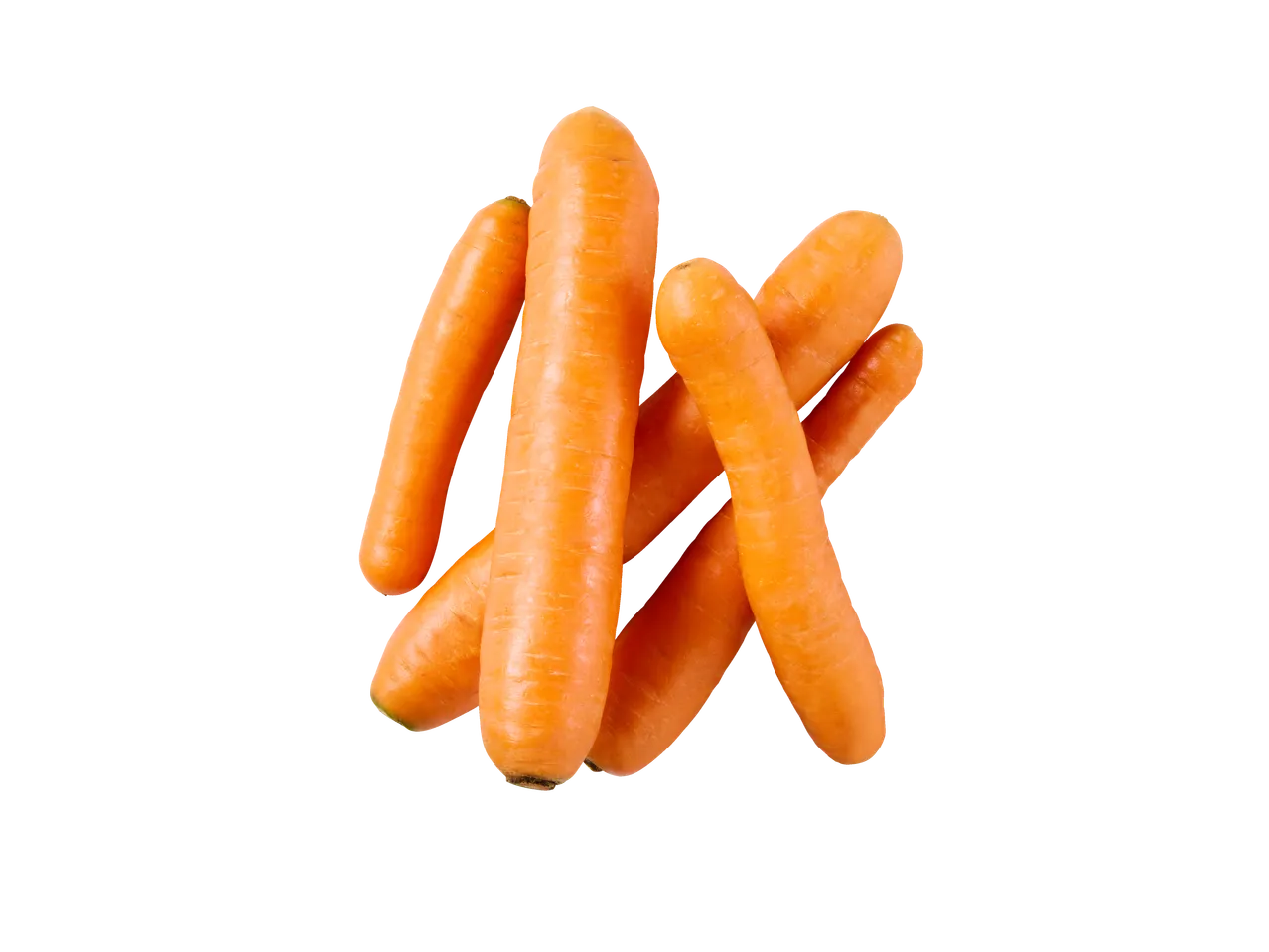Cenouras frescas e crocantes sobre fundo preto.