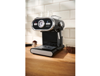 Máquina de café expresso preta com medidor de temperatura, porta-filtro com café moído e grãos de café.