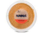 Hummus met zongedroogde tomaten in een doorzichtige plastic verpakking.