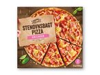 Trattoria Alfredo stenovnsbagt skinkepizza med sprød bund og kant.