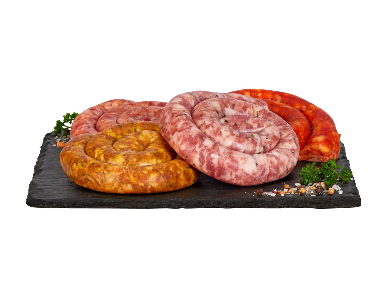 Auswahl an Bratwürsten und Chorizo auf einer Schieferplatte.
