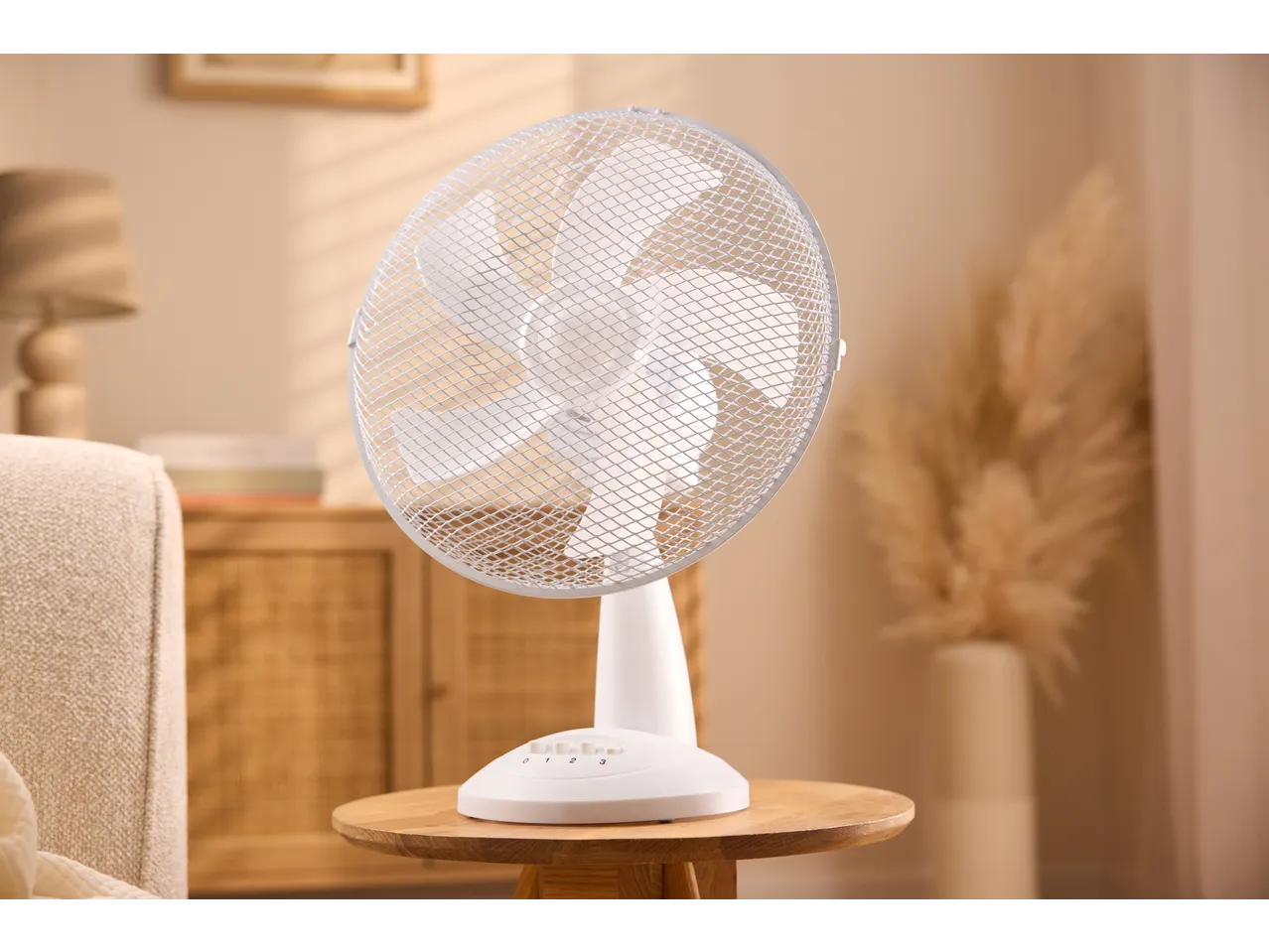 Ventoinha de mesa Tronic num quarto luminoso com móveis de madeira e plantas.