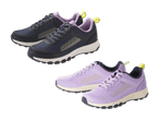 Zwei Paar Sportschuhe in Dunkelblau und Lila auf schwarzem Hintergrund.