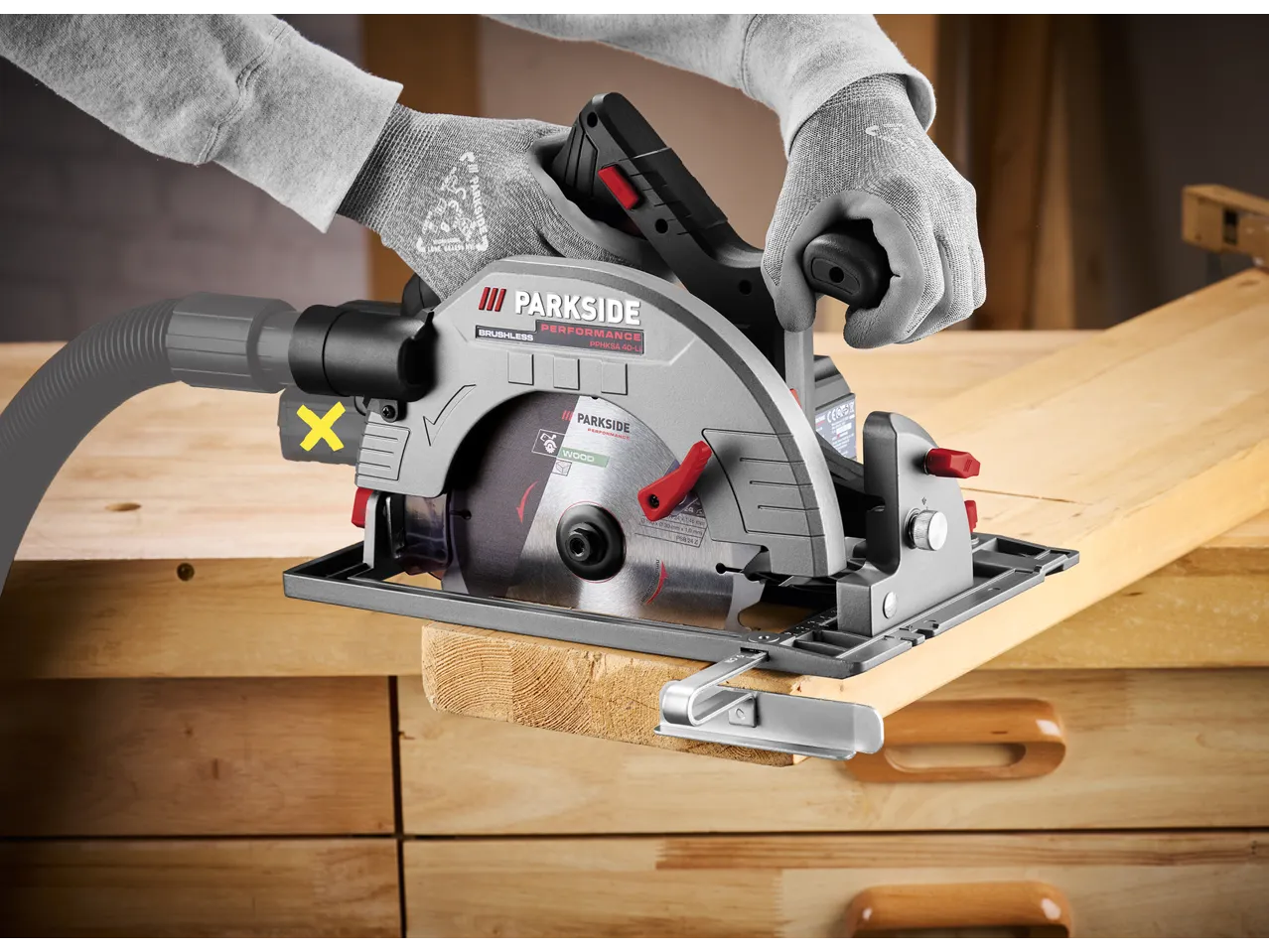 PARKSIDE PERFORMANCE PPHKSA 40-LI cordless circular saw cutting wood.