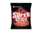 Sort pakke med super stærke instant nudler med en skål ramen og flammer.