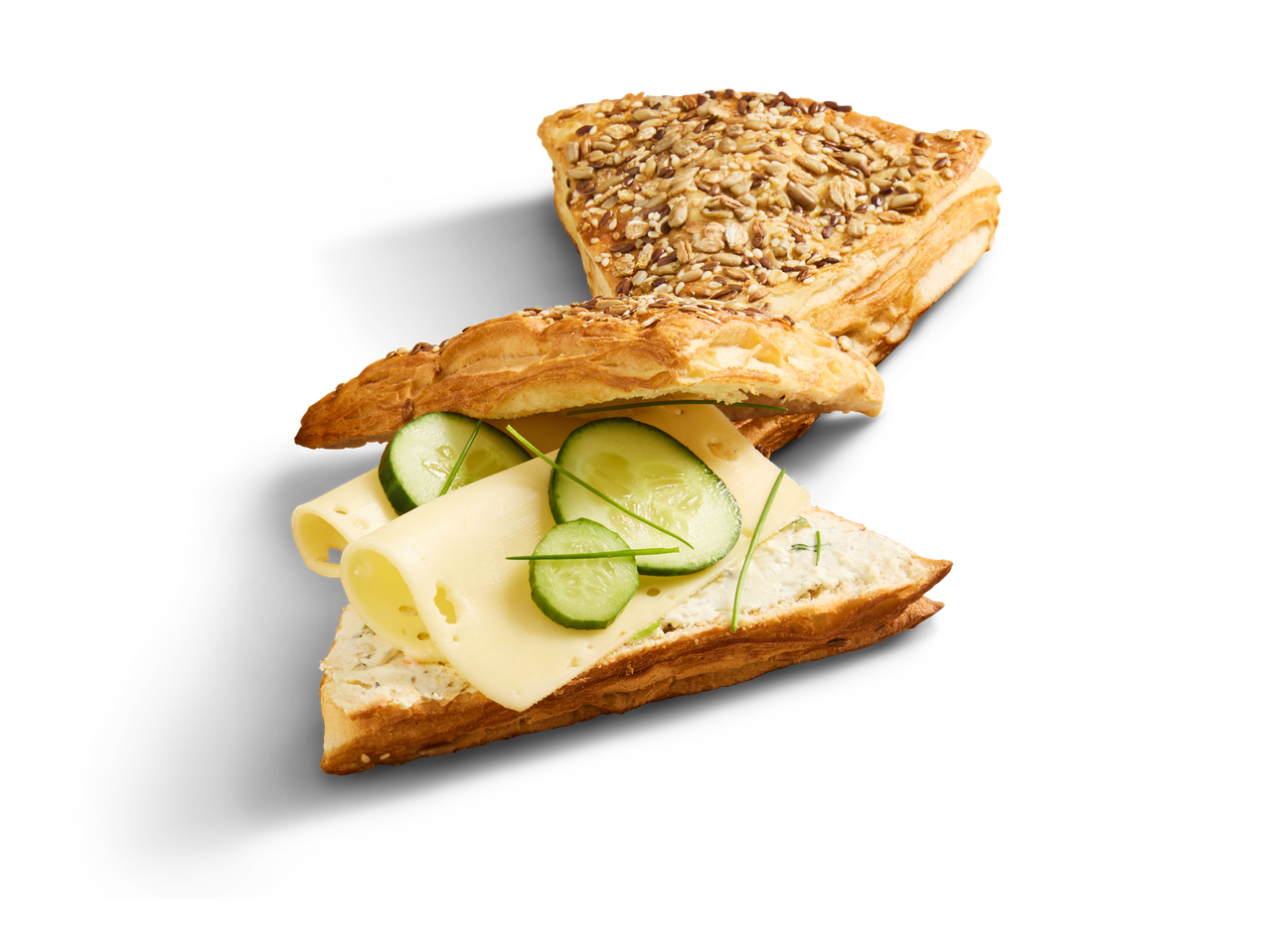 Brötchen mit Samen, Käse und Gurke.
