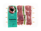 Embalagem de espetadas de peru com carne de peru, gordura e pimentos verdes, rotulada 'PERU Espetadas'.